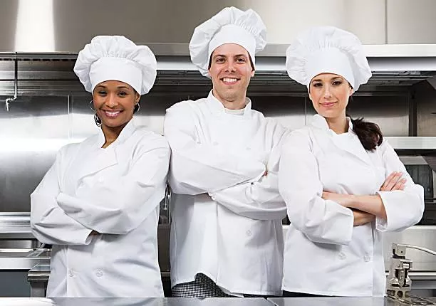 Les chefs de cuisine qui élaborent les repas à livrer chez Adastra