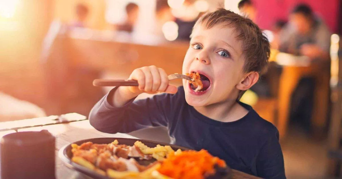 enfant qui mange