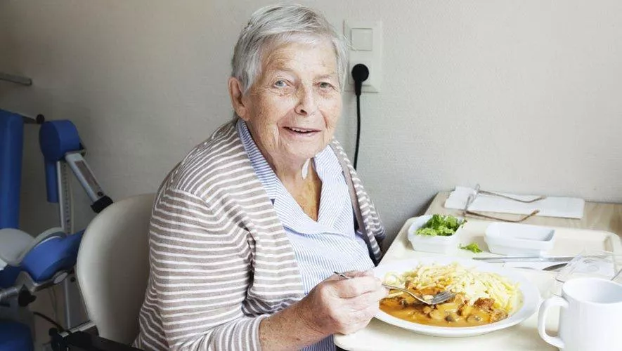 personne agée qui mange